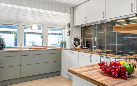 Sven - 250M to the Fjord: Mobilia, Interior Design, Pavimentazione, Pavimento, Soffitto, Camera, Sedia, Tavolo, Appartamento, Cucina & Sala Da Pranzo Tavolo