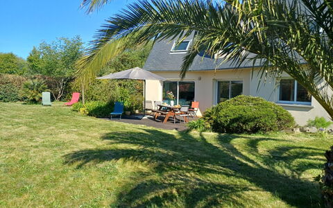Villa la Clarté: Arbusto, Casa, Villetta, Giardino, Prato, Landscaping, Backyard, Estate, Cortile, Shade