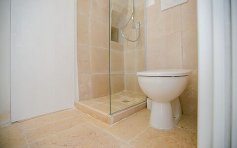 Casa Tosca: Pavimentazione, Pavimento, Bagno, Idraulico Fixture, Piastrella, Gabinetto, Toilet Seat, Idraulico