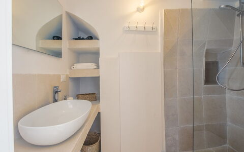 Casa Tosca: Bagno, Pavimentazione, Idraulico Fixture, Interior Design, Parete, Pavimento, Lavandino Del Bagno, Soffitto, Rubinetto, Lavello
