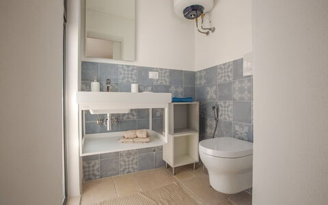 Casa Bolero: Parete, Pavimentazione, Idraulico Fixture, Pavimento, Toilet Seat, Gabinetto, Bagno, Interior Design, Piastrella, Lavello