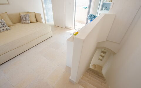 Casa Bolero: Pavimentazione, Pavimento, Interior Design, Camera, Appartamento, Divano, Piastrella, Soggiorno