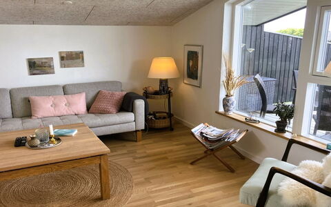 Carlene - 350M from the Sea: Mobilia, Pavimentazione, Interior Design, Pavimento, Parete, Legna, Divano, Soggiorno, Pavimento In Legno, Soffitto