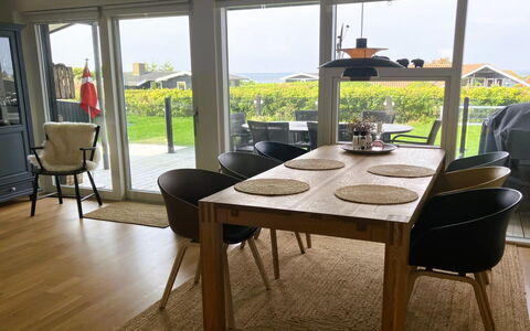 Carlene - 350M from the Sea: Mobilia, Pavimentazione, Sedia, Interior Design, Pavimento, Sala Da Pranzo, Tavolo, Legna, Cucina & Sala Da Pranzo Tavolo, Pavimento In Legno