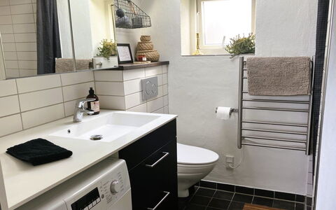 Carlene - 350M from the Sea: Pavimentazione, Interior Design, Pavimento, Idraulico Fixture, Bagno, Gabinetto, Lavello, Mobiletto Del Bagno, Idraulico, Piastrella
