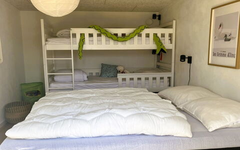 Carlene - 350M from the Sea: Letto, Mobilia, Bedding, Camera Da Letto, Lenzuolo, Legna, Biancheria, Interior Design, Letto A Castello, Pavimento