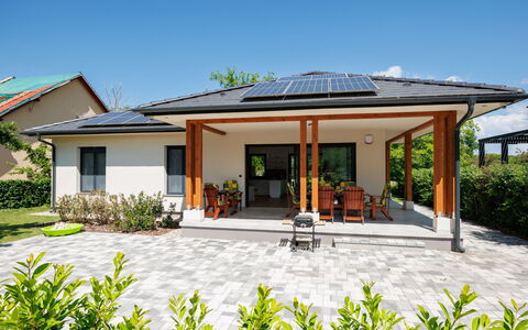 Daniel: Tetto, Casa, Casa, Zona Residenziale, Porta, Lotto, Villetta, Shade, Giardino, Estate