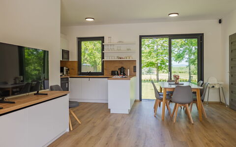 Daniel: Pavimentazione, Casa, Soffitto, Color Legno, Cucina & Sala Da Pranzo Tavolo, Latifoglie, Pavimento In Legno, Sedia, Controsoffitto, Cucina