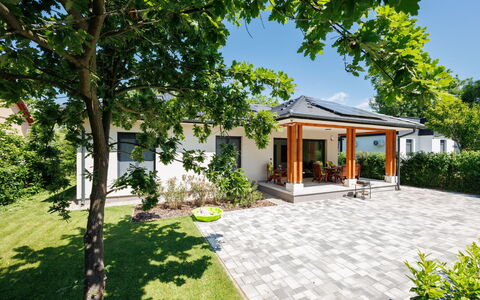 Daniel: Arbusto, Zona Residenziale, Casa, Giardino, Tetto, Groundcover, Shade, Estate, Flagstone, Villetta
