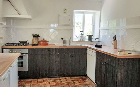 Luz Algarve - Vip Properties: Cucina, Controsoffitto, Pavimentazione, Legna, Cabinetry, Elettrodomestico Da Cucina, Pavimento, Apparecchio Major, Interior Design, Mobilia