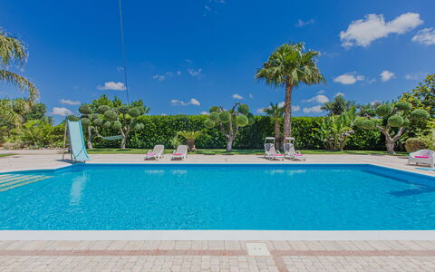 Trullo Poggio Con Piscina: Blu, Piscina, Ricorrere, Tempo Libero, Shade, Eco Hotel, Landscaping, Tropici, Resort Citta '