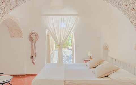 Trullo Poggio Con Piscina: Parete, Soffitto, Interior Design, Pavimento, Mobilia, Camera Da Letto, Sedia, Hotel, Letto, Cuscino