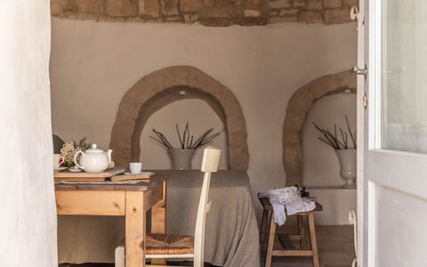 Masseria Le Monache: Mobilia, Interior Design, Camera, Sedia, Materiali Naturali, Biancheria, Color Legno, Latifoglie, Pianta Della Casa, Cuscino