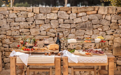 Masseria Le Monache: Mobilia, Cibo, Tovaglia, Mobili Da Esterno, Serveware, Biancheria, Pranzo, Frutta, Tavolo Esterno, Picnic