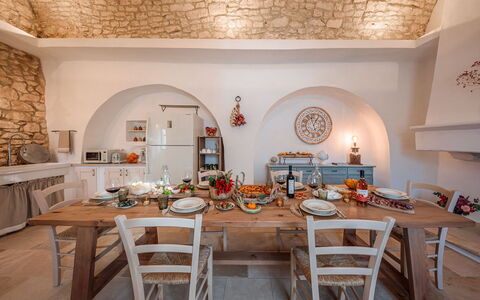 Masseria Le Monache: Mobilia, Interior Design, Tavolo, Cucina & Sala Da Pranzo Tavolo, Casa, Sedia, Sala Da Pranzo, Soffitto, Camera, Cucina