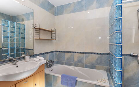 Sirena Ii: Blu, Bagno, Idraulico Fixture, Interior Design, Pavimentazione, Parete, Vasca Da Bagno, Pavimento, Rubinetto, Piastrella
