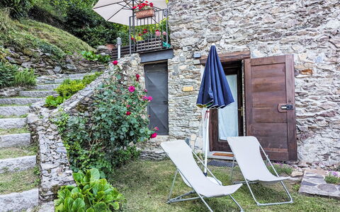 Il Nibbio: Mobili Da Esterno, Vaso Di Fiori, Sedia, Villetta, Giardino, Flagstone, Cortile, Pianta Della Casa, Backyard, Shade