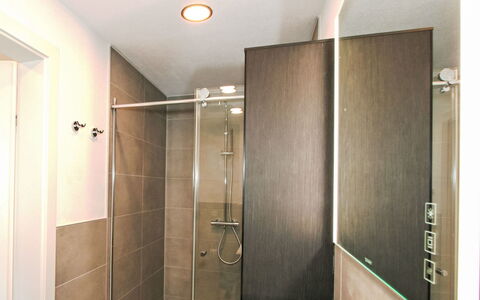 Wibmer: Parete, Idraulico Fixture, Pavimentazione, Bagno, Pavimento, Interior Design, Idraulico, Soffitto, Doccia, Piastrella