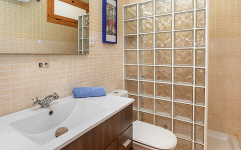 Brat Salions: Pavimentazione, Interior Design, Parete, Bagno, Pavimento, Idraulico Fixture, Camera, Idraulico, Mobiletto Del Bagno, Piastrella