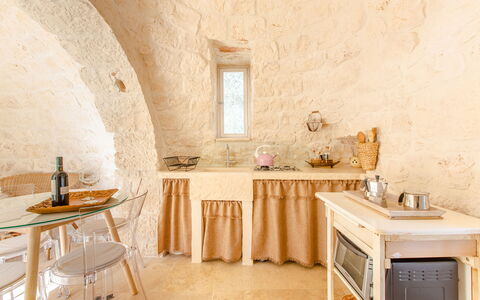 Trullo Della Quercia: Interior Design, Mobilia, Soffitto, Camera, Sedia, Lampada, Gesso, Biancheria, Pianta Della Casa, Pavimento In Legno