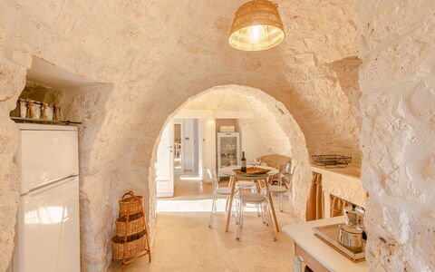 Trullo Della Quercia: Parete, Soffitto, Interior Design, Camera, Design, Lampada, Gesso, Attico, Pavimento In Legno, Hotel