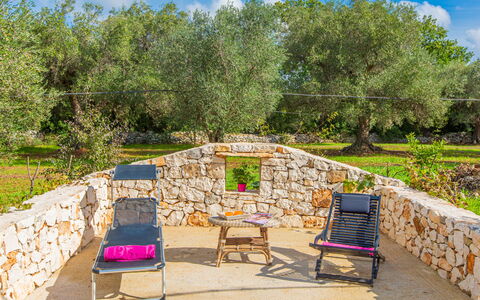 Trullo Della Quercia: Giardino, Mobili Da Esterno, Backyard, Shade, Landscaping, Muro ​​Di Pietra, Sedia, Cortile, Prato, Parco