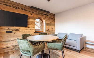 Mit 2 Schlafzimmer 400.2: Pavimentazione, Mobilia, Interior Design, Legna, Pavimento, Pavimento In Legno, Soffitto, Illuminazione, Soggiorno, Casa
