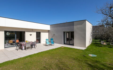 Keryanne: Facciata, Zona Residenziale, Casa, Casa, Porta, Estate, Calcestruzzo, Shade, Giardino, Landscaping