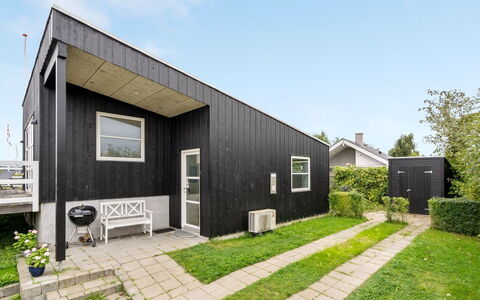 Maleen - 100M from the Sea: Tetto, Casa, Casa, Villetta, Porta, Raccordo, Deck, Portico, Plank, Latifoglie
