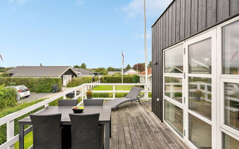 Maleen - 100M from the Sea: Tetto, Casa, Casa, Villetta, Porta, Raccordo, Deck, Portico, Plank, Latifoglie