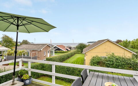 Maleen - 100M from the Sea: Tetto, Casa, Casa, Villetta, Porta, Raccordo, Deck, Portico, Plank, Latifoglie