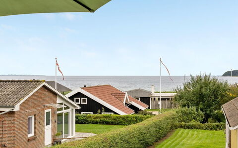 Maleen - 100M from the Sea: Tetto, Casa, Casa, Villetta, Porta, Raccordo, Deck, Portico, Plank, Latifoglie