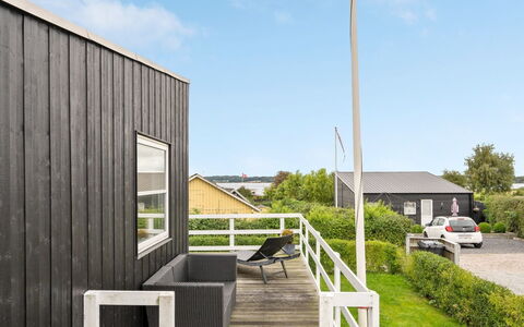 Maleen - 100M from the Sea: Tetto, Casa, Casa, Villetta, Porta, Raccordo, Deck, Portico, Plank, Latifoglie