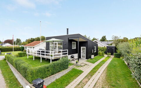 Maleen - 100M from the Sea: Tetto, Casa, Casa, Villetta, Porta, Raccordo, Deck, Portico, Plank, Latifoglie