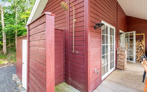 Blek - 2.8Km from the Sea: Legna, Casa, Portico, Deck, Latifoglie, Tetto, Color Legno, Pavimento In Legno, Eco Hotel