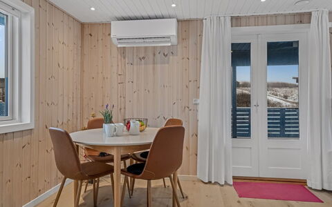Annukka - 500M from the Sea: Pavimentazione, Pavimento, Legna, Interior Design, Soffitto, Mobilia, Pavimento In Legno, Illuminazione, Lampada, Camera