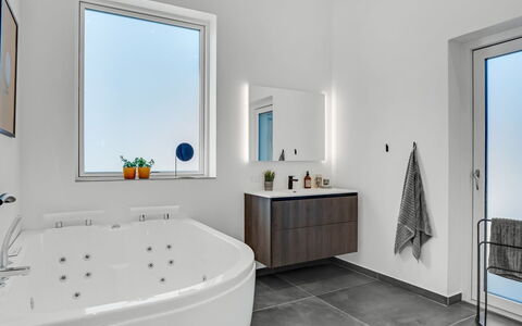 Ilze - from the Sea: Idraulico Fixture, Interior Design, Parete, Pavimentazione, Bagno, Pavimento, Soffitto, Rubinetto, Lavello, Idraulico