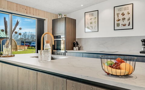 Ilze - from the Sea: Cucina, Legna, Controsoffitto, Elettrodomestico Da Cucina, Pavimentazione, Interior Design, Elettrodomestico, Mobilia, Apparecchio Major, Cabinetry