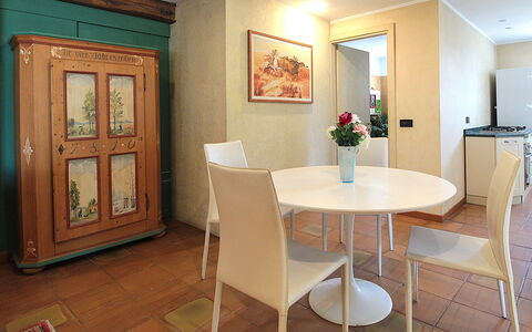 Silea Apartments, Pool, Garden, Treviso: Mobilia, Interior Design, Pavimentazione, Legna, Tavolo, Pavimento, Sala Da Pranzo, Camera, Cucina & Sala Da Pranzo Tavolo, Sedia