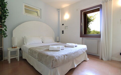 Silea Apartments, Pool, Garden, Treviso: Interior Design, Camera Da Letto, Letto, Soffitto, Mobilia, Camera, Pavimento, Casa, Bedding, Lenzuolo