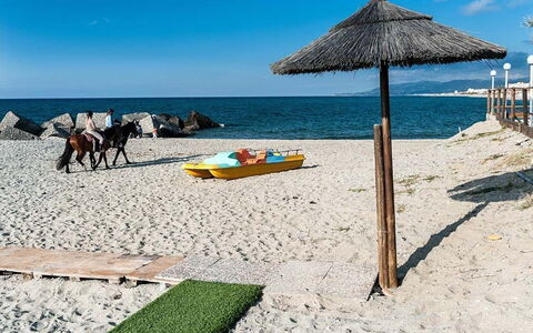 Cala Marina: Spiaggia, Mare, Mobili Da Esterno, Costiera E Morfologie Oceanic, Costa, Shade, Riva, Oceano, Sabbia, Vacanza