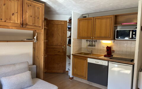 Les Deux Alpes 628: Mobilia, Legna, Cabinetry, Pavimentazione, Interior Design, Pavimento, Credenza, Cucina, Controsoffitto, Camera