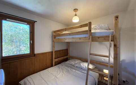Les Deux Alpes 628: Legna, Camera Da Letto, Pavimento, Pavimentazione, Color Legno, Latifoglie, Letto, Mobilia, Soffitto, Telaio Del Letto