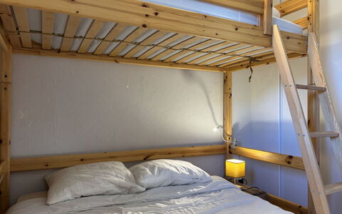 Les Deux Alpes 628: Letto, Letto A Castello, Camera Da Letto, Legna, Mobilia, Bedding, Lenzuolo, Interior Design, Biancheria, Illuminazione