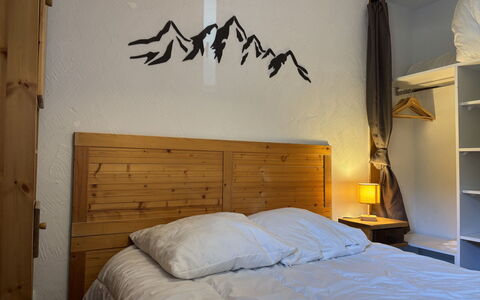 Les Deux Alpes 628: Letto, Camera Da Letto, Parete, Bedding, Lenzuolo, Legna, Interior Design, Mobilia, Biancheria, Illuminazione