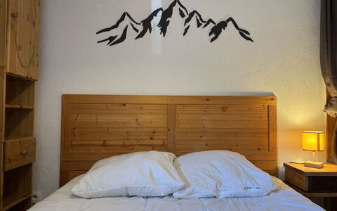 Les Deux Alpes 628: Camera Da Letto, Bedding, Letto, Biancheria, Telaio Del Letto, Cuscino, Lenzuolo, Lancia Cuscino, Design, Color Legno