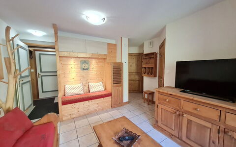 Balcons des Pistes C: Interior Design, Mobilia, Legna, Pavimentazione, Pavimento, Soffitto, Camera, Cabinetry, Color Legno, Cassetto