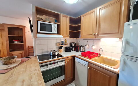 Balcons des Pistes C: Elettrodomestico Da Cucina, Cucina, Controsoffitto, Apparecchio Major, Cabinetry, Mobilia, Legna, Pavimentazione, Interior Design, Cucina Stufa