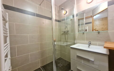 Balcons des Pistes C: Pavimentazione, Pavimento, Idraulico Fixture, Interior Design, Bagno, Idraulico, Lavandino Del Bagno, Soffitto, Lavello, Doccia