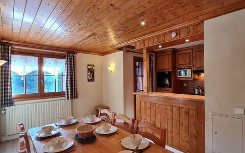 Alpina Lodge: Legna, Soffitto, Interior Design, Casa, Mobilia, Casa, Color Legno, Latifoglie, Cabinetry, Camera